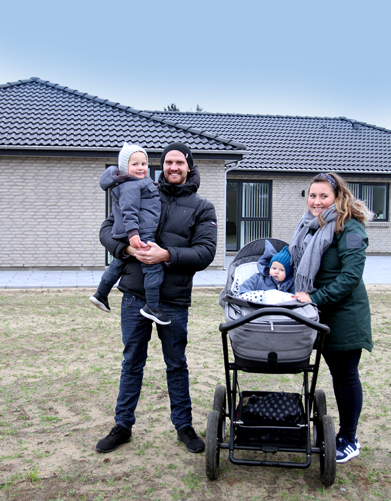Famile er foran deres hus