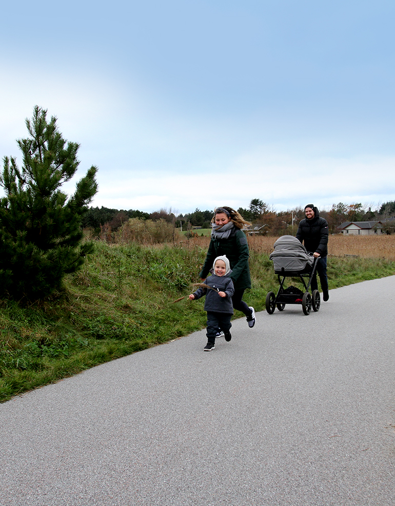 Familen er ud at gå en tur