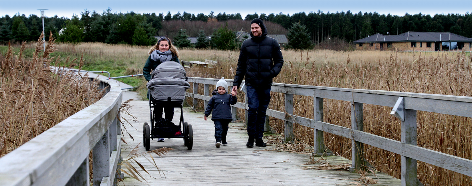 Familen er ud at gå en tur i naturen