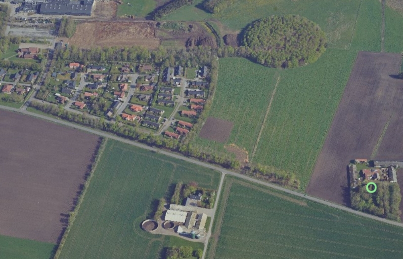 Skråfoto over udstykningsområdet med hallen i baggrunden