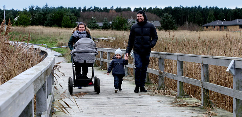 Familen er ud at gå en tur i naturen